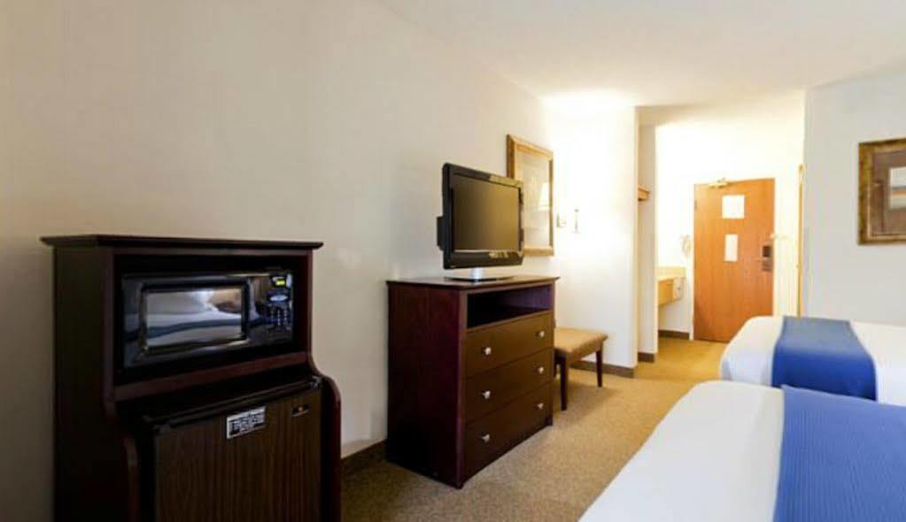 Holiday Inn Express Chicago Northwest-Vernon Hills, An Ihg Hotel Εξωτερικό φωτογραφία